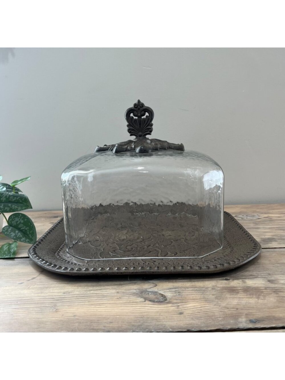 GG Collection Pastry Keeper Pebbled Glass Dome Acanthus Leaf Metal Base Ornate